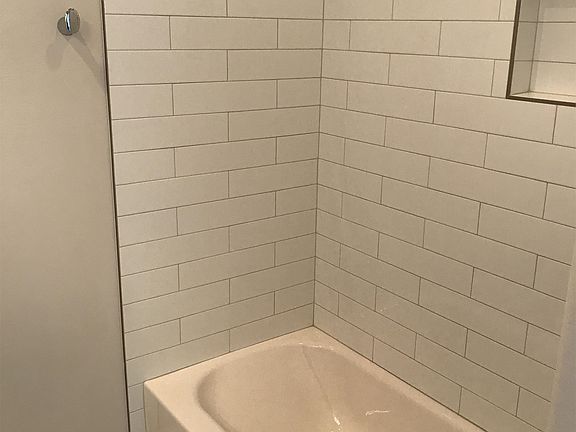 Guest Tub/Shower