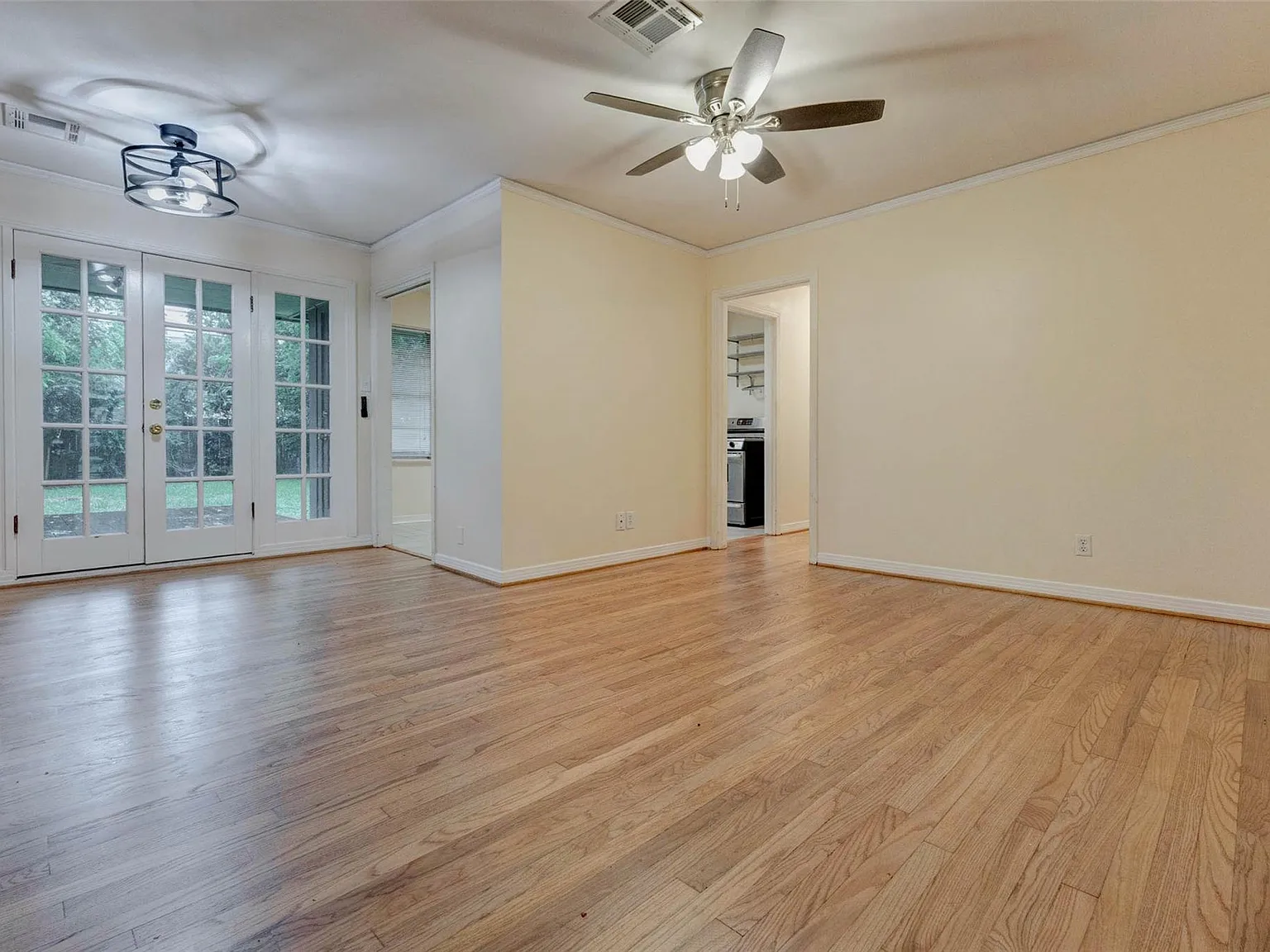 3 bed, 1.5 bath, 1182 sqft, $1,995 — Photo 3