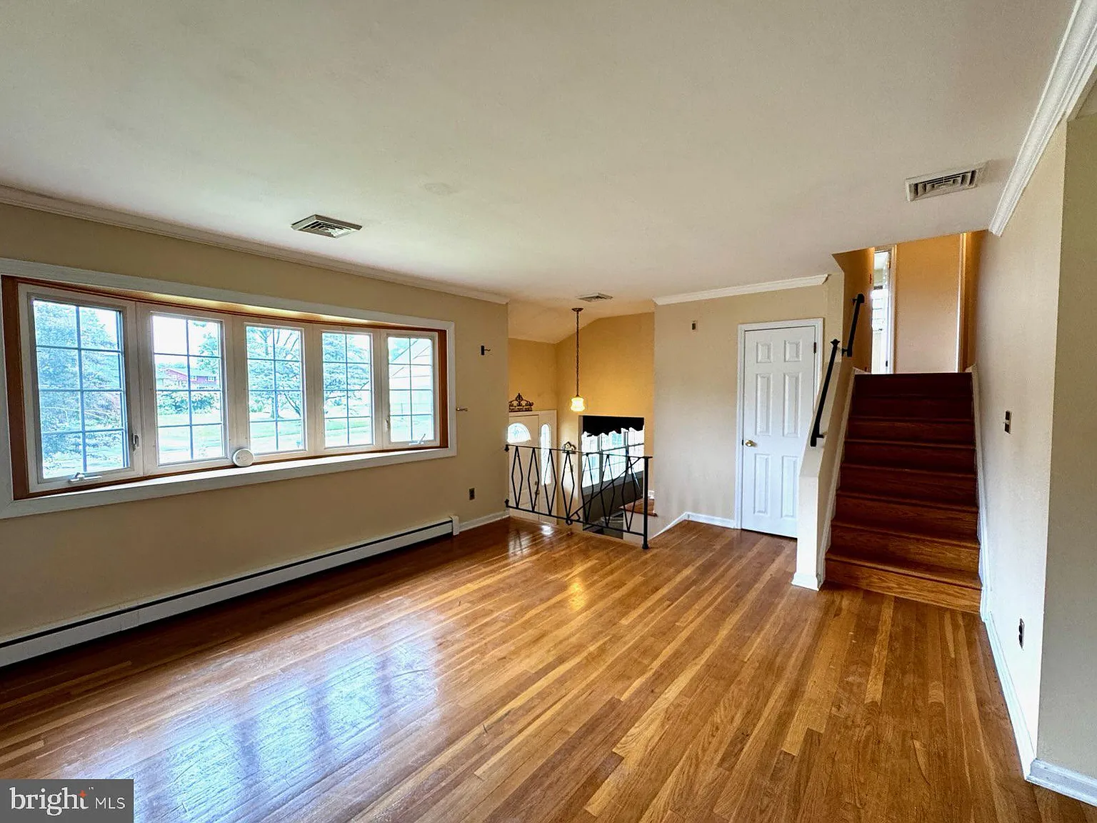 4 bed, 1.5 bath, 2465 sqft, $2,375 — Photo 2