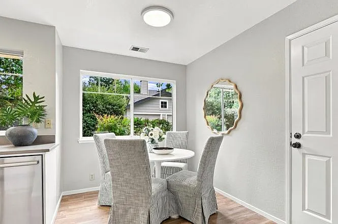 3 bed, 2.5 bath, 1450 sqft, $1,949 — Photo 3