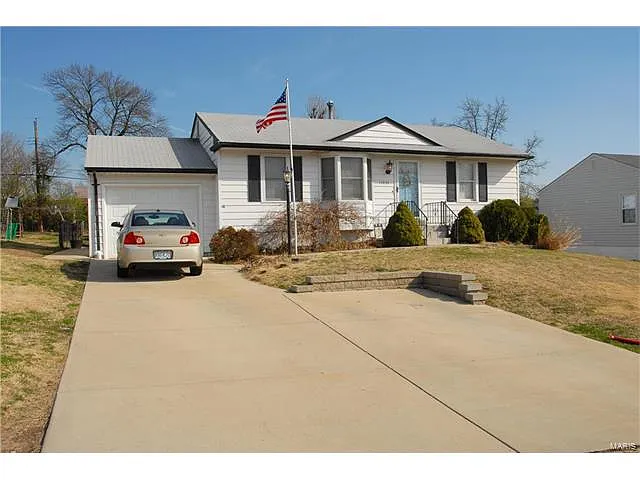 11037 Pine Forest Dr photo 1