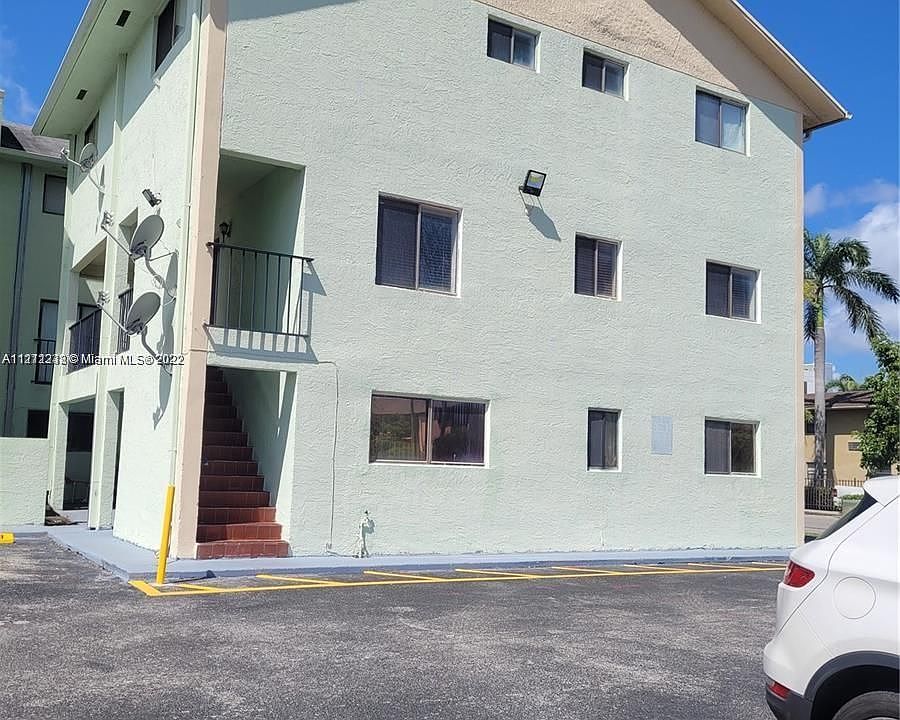1st image of 1527 W 42nd Pl #21