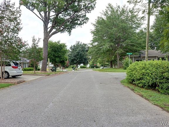 4th image of 532 Avalon Pl