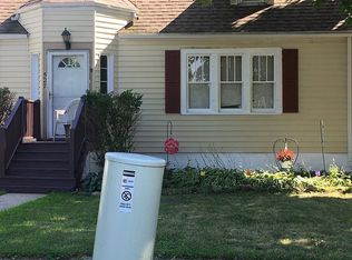 527 Forrest Ave, Woodstock, IL 60098