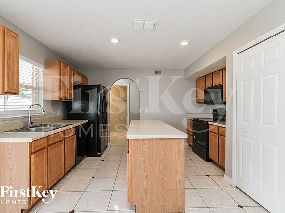 5th image of 215 Lobelia Dr