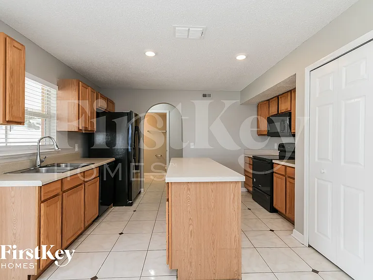 215 Lobelia Dr — Photo 5