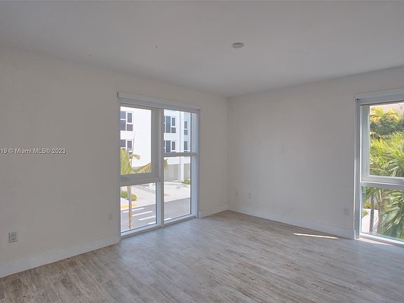 4th image of 455 NE 39th St Unit 210