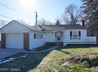 570 Shoreview Dr, Waterford, MI