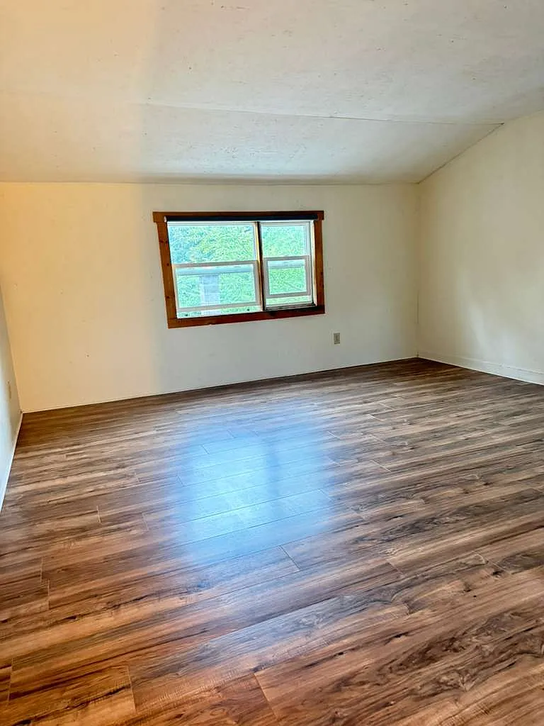 3 bed, 1100 sqft, $1,300 — Photo 3