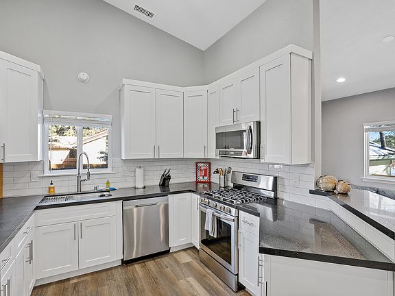 3rd image of 2967 N Oakmont Dr