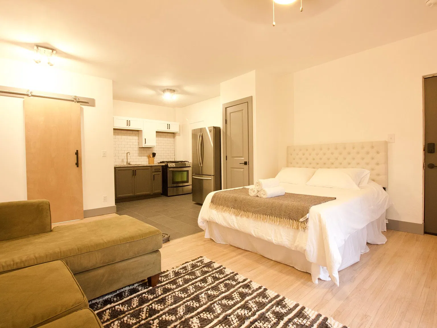 Studio, 400 sqft, $945 — Photo 1