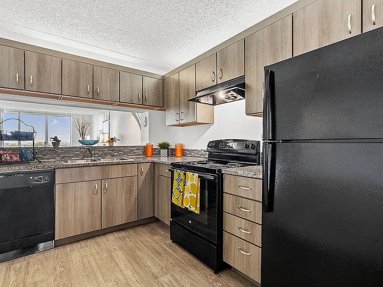 Tennis Towers Apartments — Photo 15