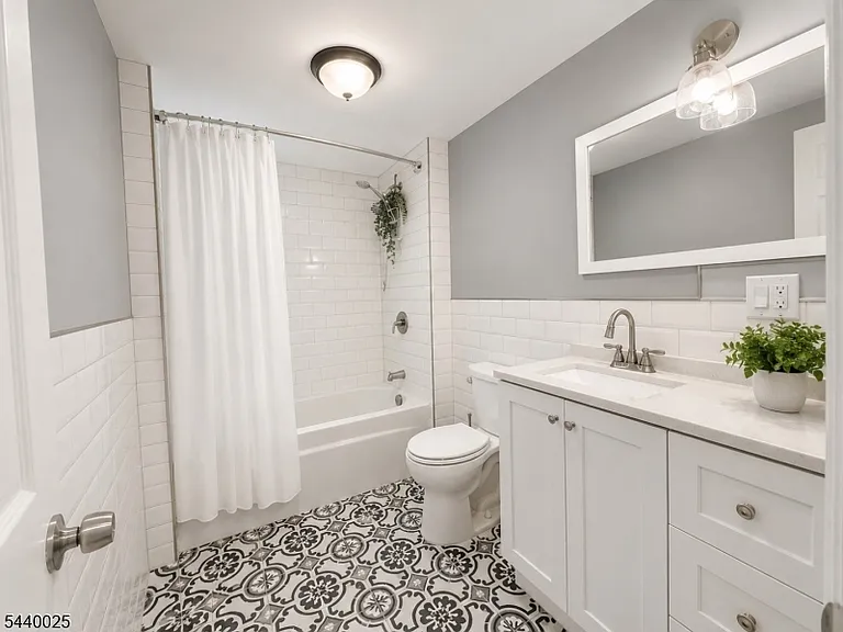337 S Clinton St #1 — Photo 8