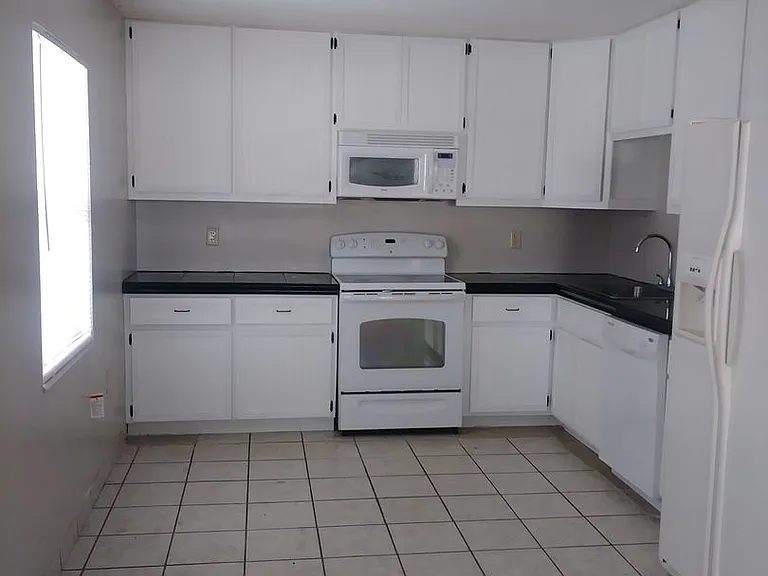 346 N Dewey St — Photo 3