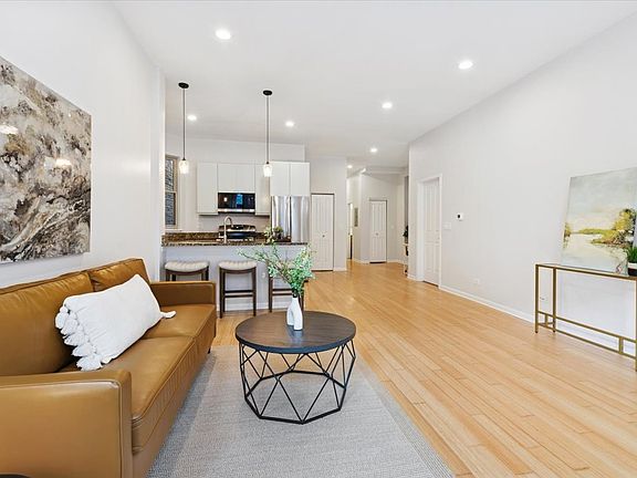 3rd image of 1342 N Claremont Ave APT 1F