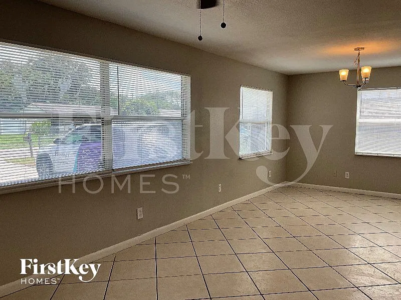 3 bed, 1.0 bath, 1025 sqft, $1,585 — Photo 3