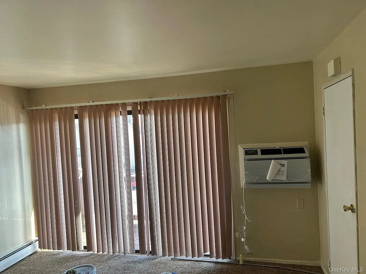 Building Photo - 68 Sneden Pl W #68