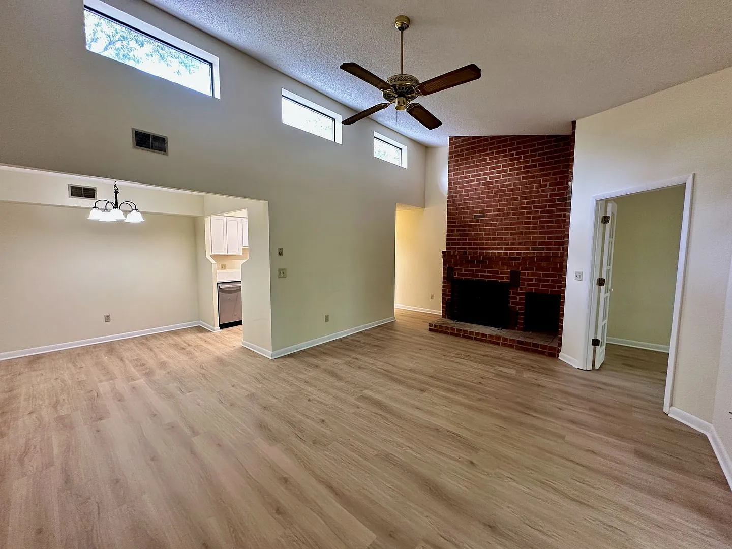 Fully Renovated Turtle Creek 2 Bed/2 Bath with Solarium — Photo 3