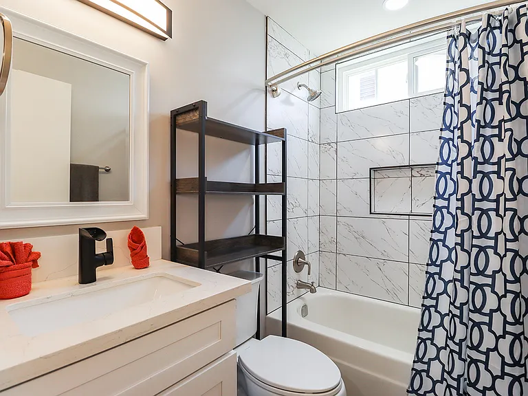 Bath tub