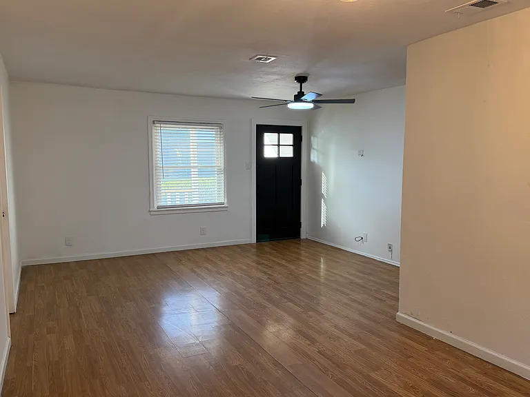914 Hensley St — Photo 3