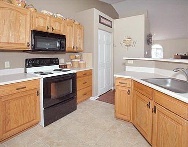 3rd image of 102 Stratford Ct