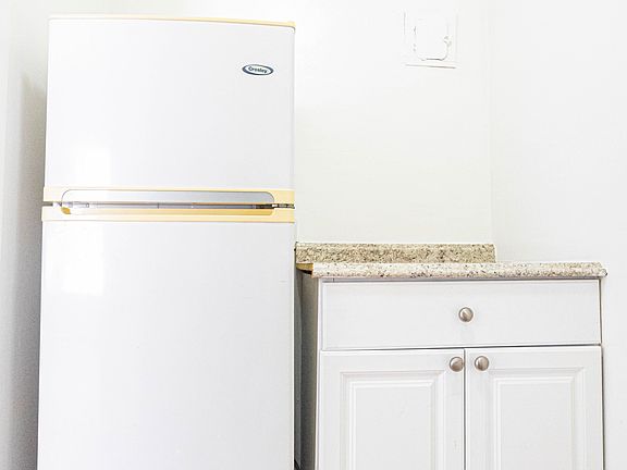 4th image of 724 Mariposa Ave #208