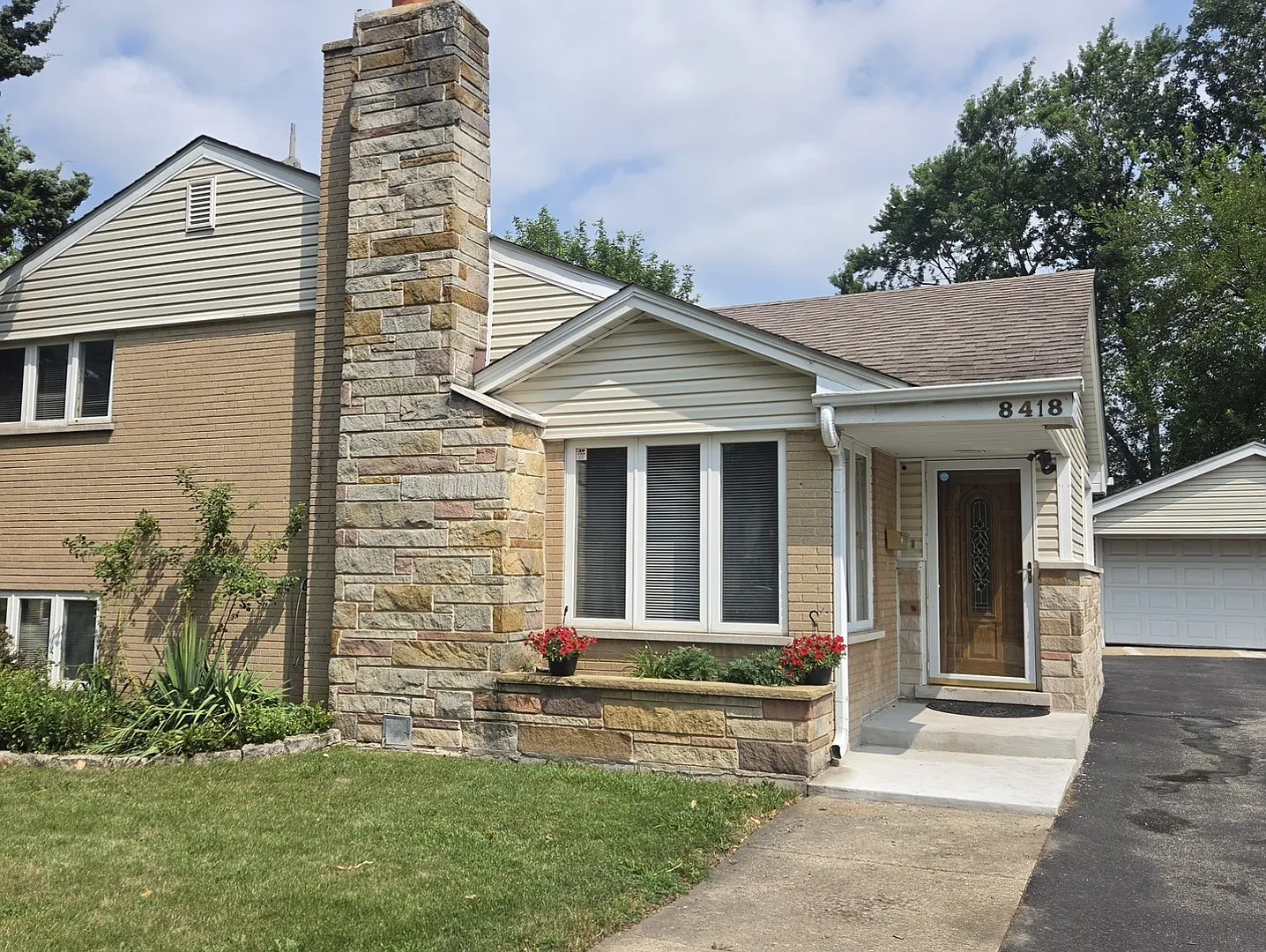 3 bed, 2.0 bath, 1520 sqft, $3,000 — Photo 2