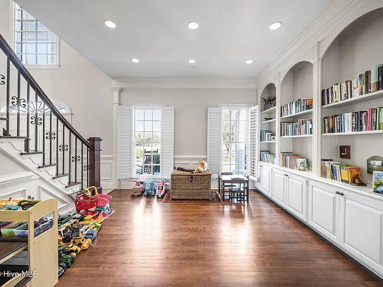 Lexington Dr — Photo 22