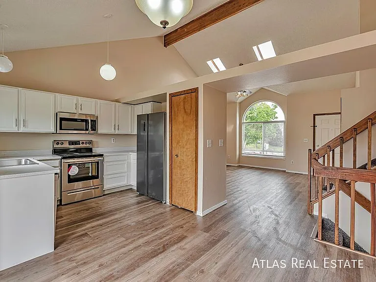 8150 Camfield Cir — Photo 2
