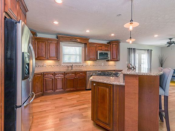5th image of 3912 Lake Dr SE