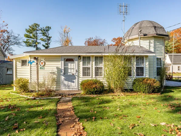 882 Oakwood Ave, Gaylord, MI 49735