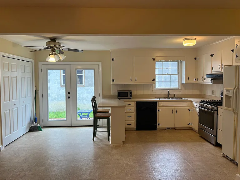 1006 S Kilbourne Rd — Photo 2