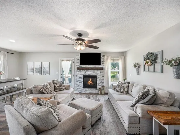 15519 Pin Oak Dr, Basehor, KS 66007