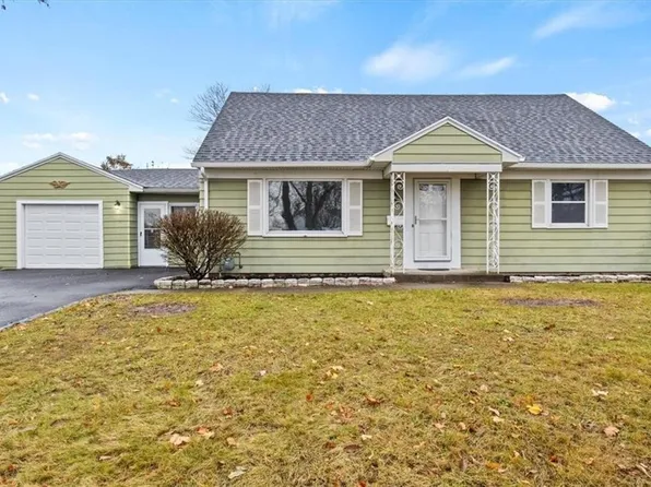 370 Woodcroft Dr, Rochester, NY 14616