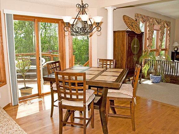 4th image of 784 Applewood Cir
