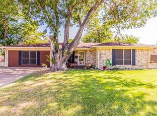 215 Stefanie St, Burleson, TX 76028