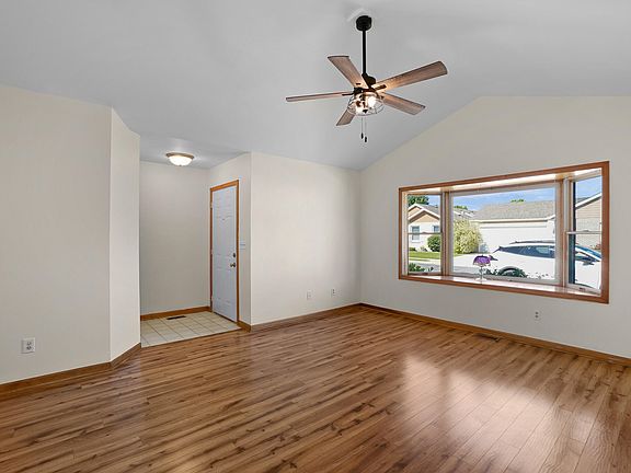 4th image of 315 Valley Ct