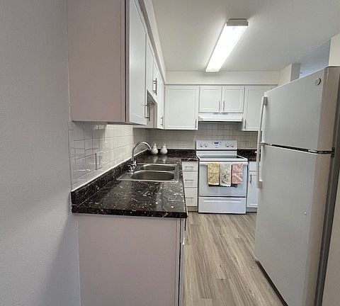 2BED 2 BATH. Kitchen.