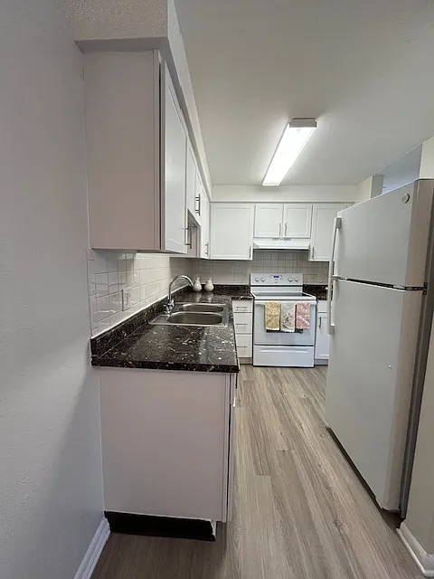 2BED 2 BATH. Kitchen.