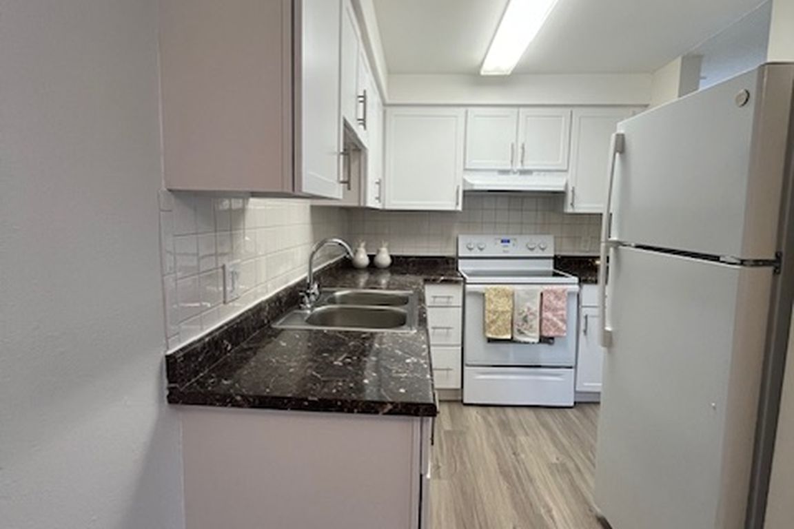 2BED 2 BATH. Kitchen.