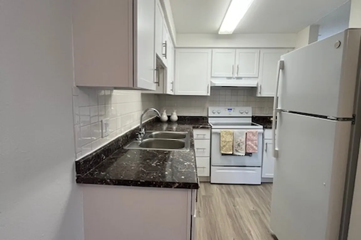 2BED 2 BATH. Kitchen.
