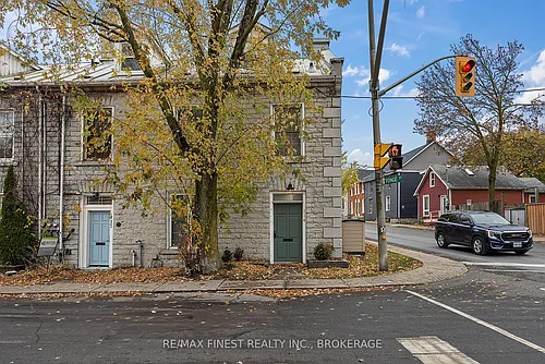 114 Yonge St Photo 1