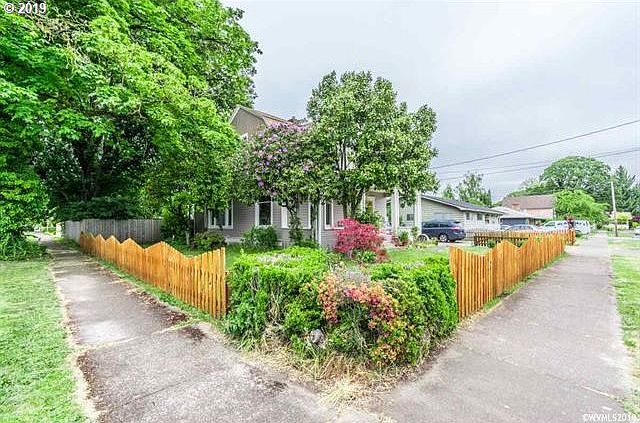 213 E Grant St, Lebanon, OR 97355 | Zillow