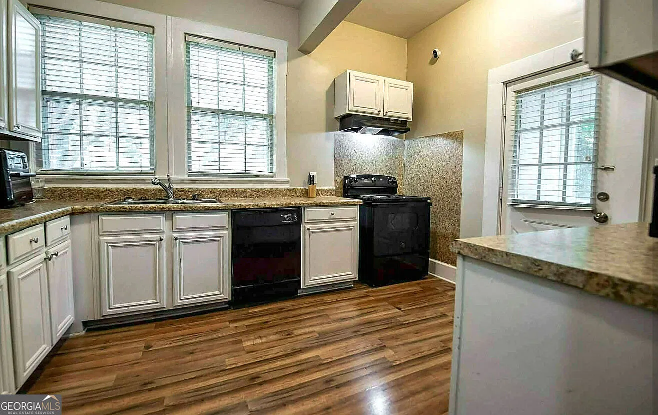6 bed, 3.0 bath, 2741 sqft, $700 — Photo 4