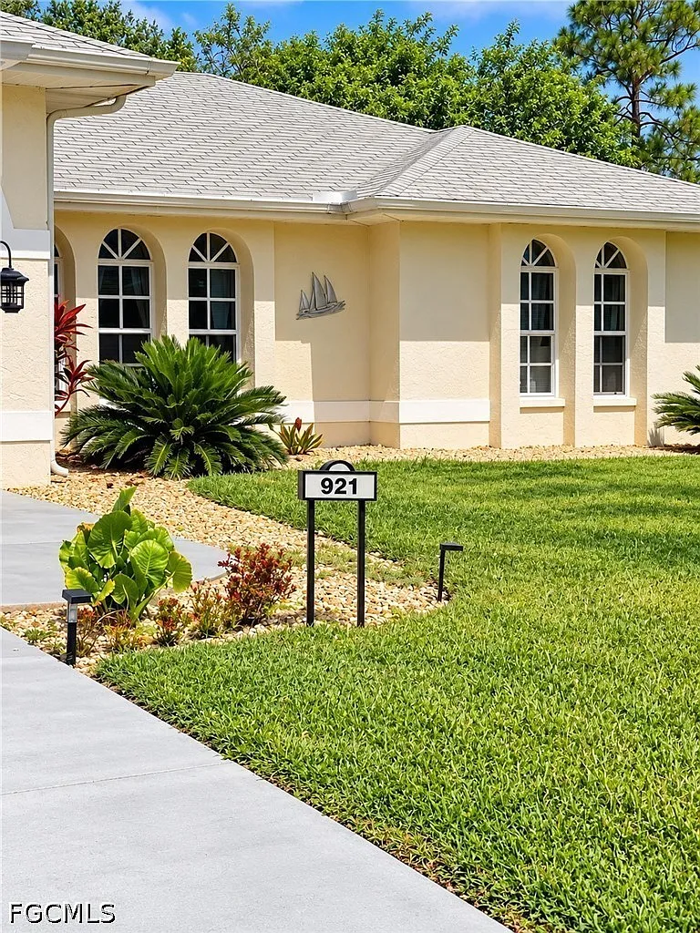 3 bed, 2.0 bath, 1383 sqft, $2,600 — Photo 2