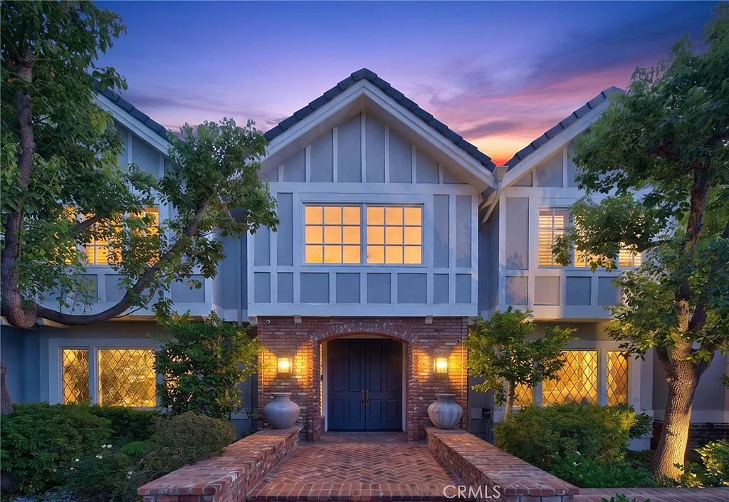 6 bed, 6.5 bath, 8621 sqft, $35,000 — Photo 2