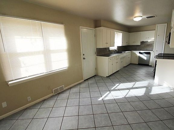 3rd image of 2421 Becker Pl