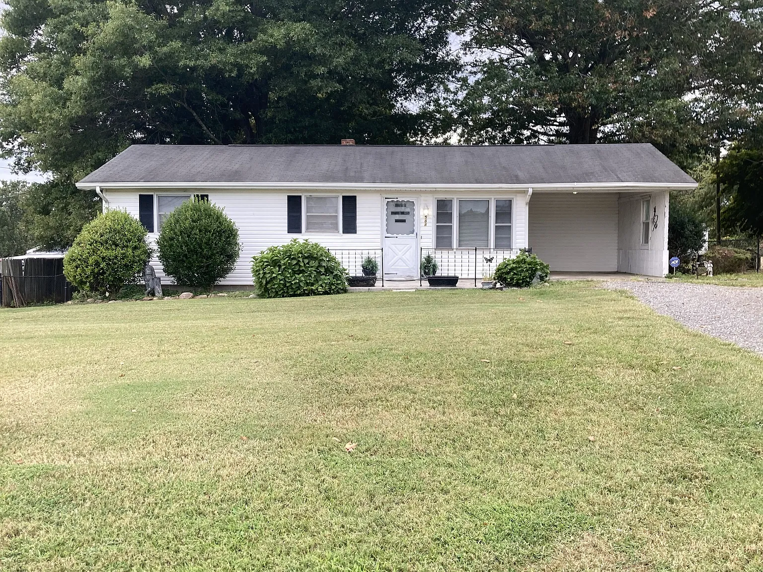 3 bed, 950 sqft, $1,100 — Photo 1