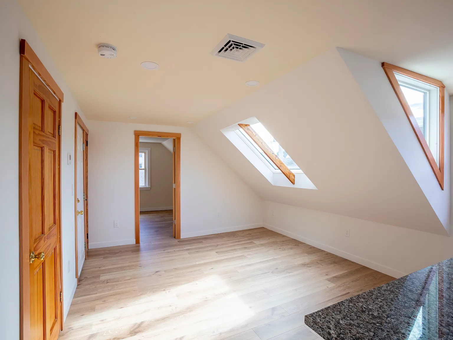 27 E Oxford St — Photo 3
