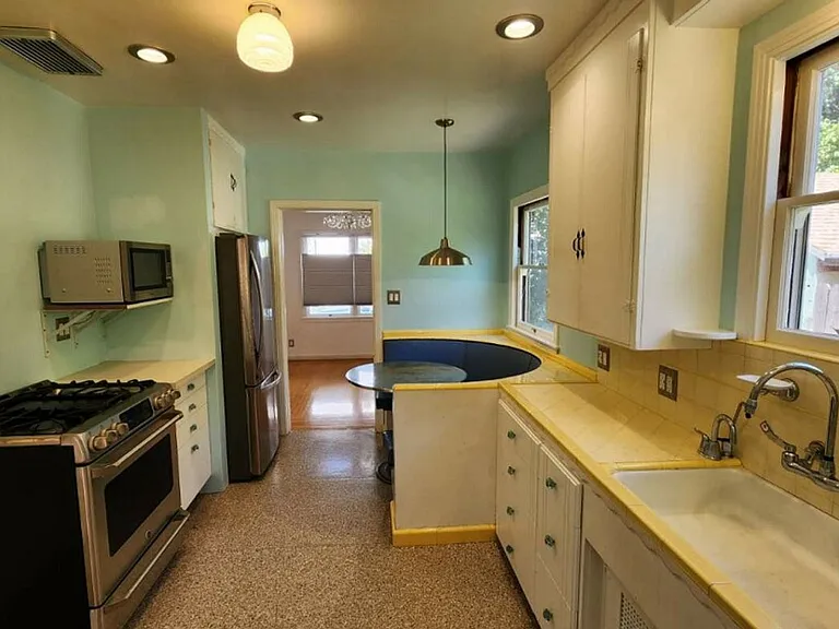 935 Swanston Dr — Photo 2